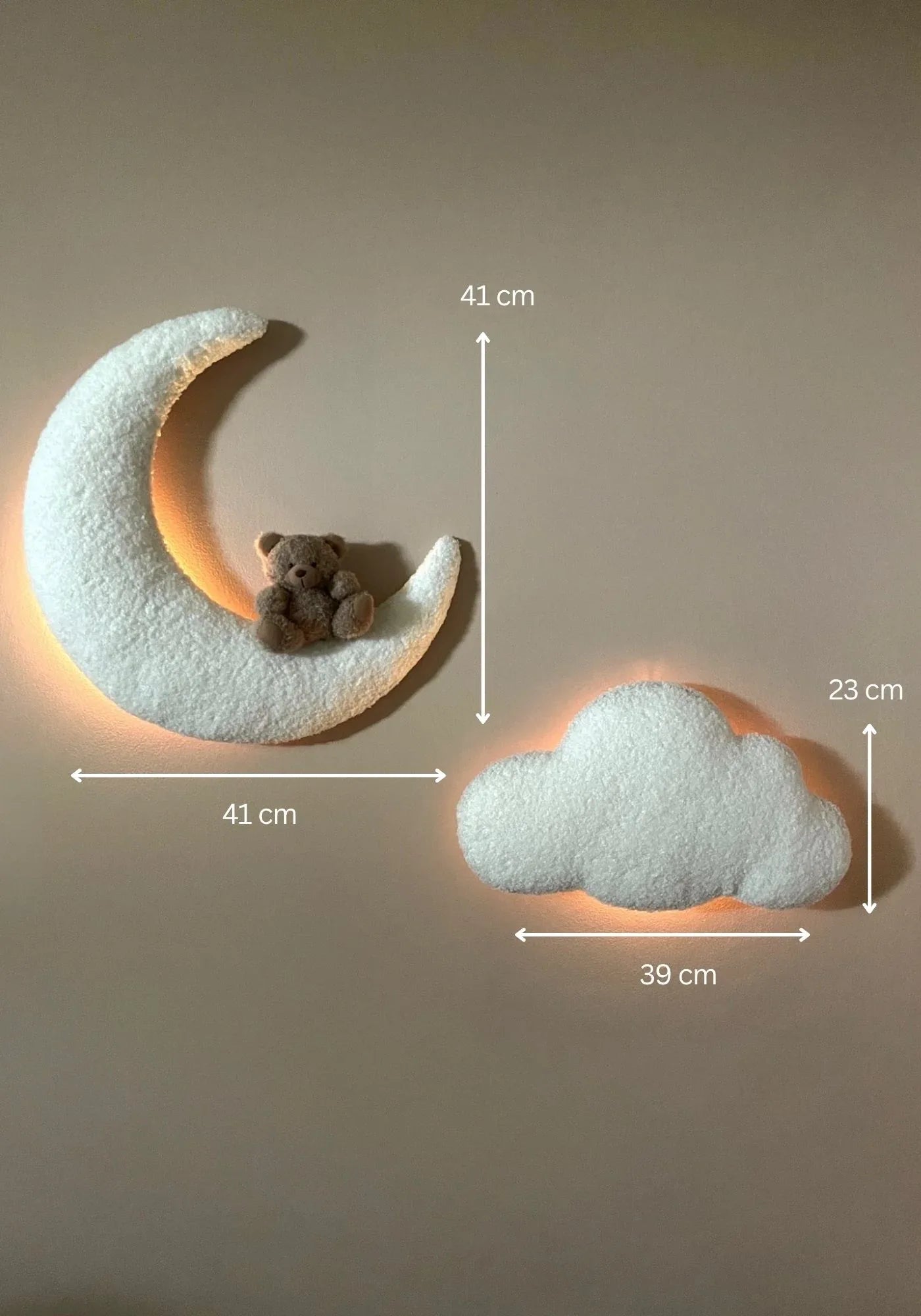Déco murale enfant lune et nuage en tissu blanc, lumière LED douce, peluche, dimensions indiquées.